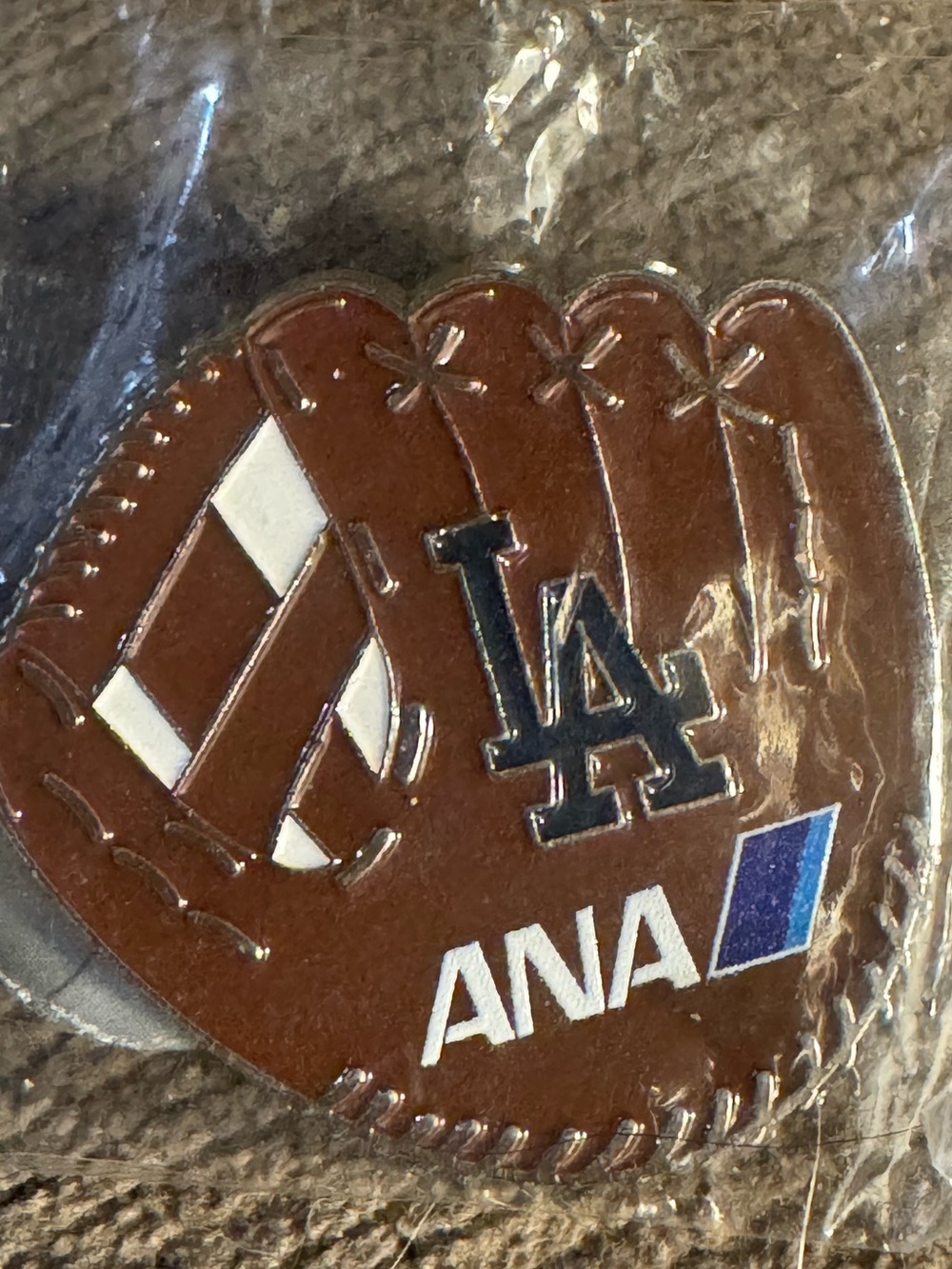 LA Dodgers ANA airline baseball glove official pin